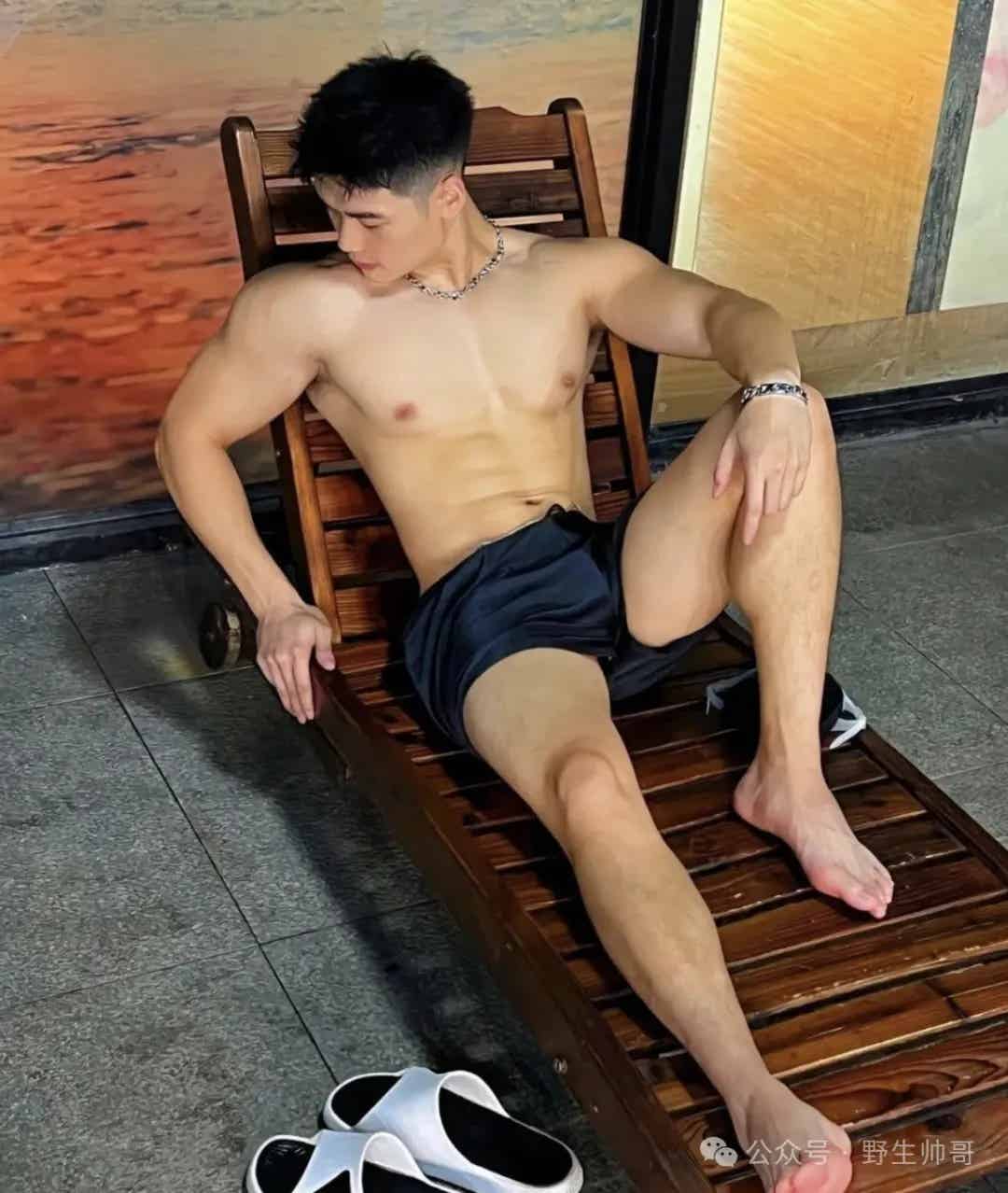 图片[5]-黑皮肌肉体育生，又纯又猛！-小蓝短视频