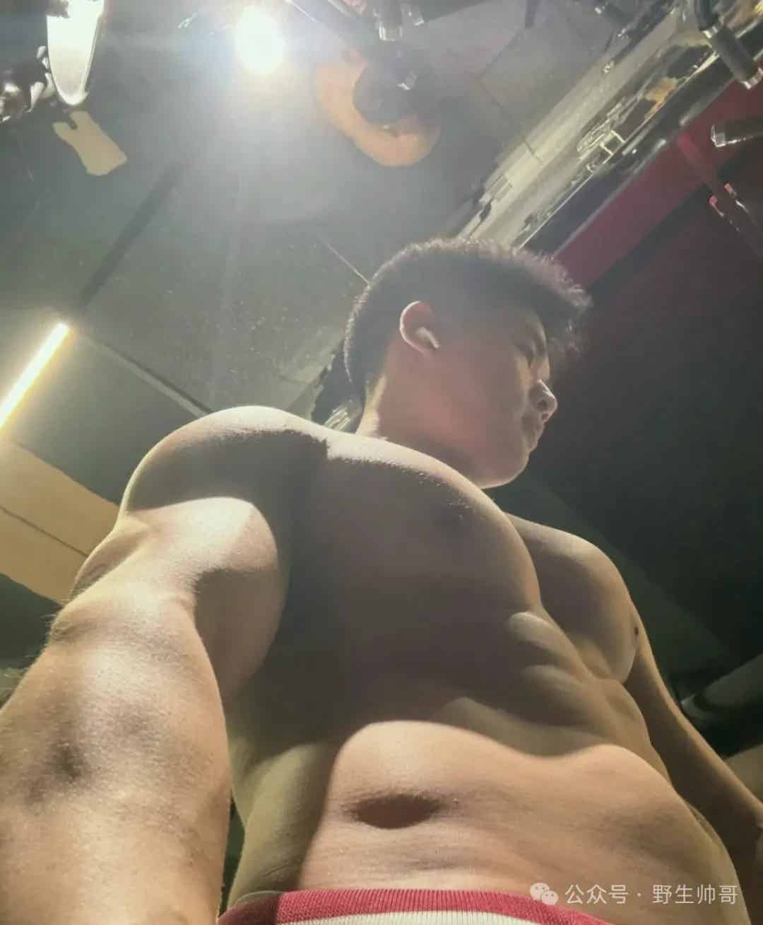 图片[6]-黑皮肌肉体育生，又纯又猛！-小蓝短视频