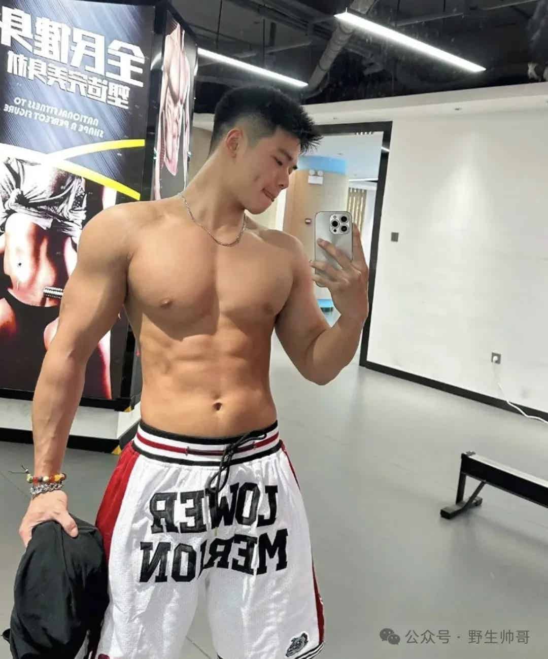 黑皮肌肉体育生，又纯又猛！-小蓝短视频