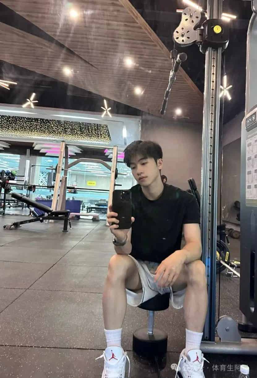 图片[2]-195黑皮大包体育生，你的电子男友已上线.......-小蓝短视频