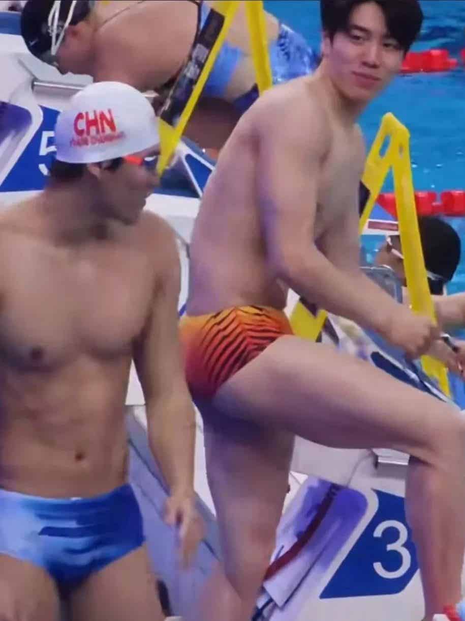 图片[2]-被男队友拍pp的游泳小哥原来是他！湖北必吃榜top1？！-小蓝短视频