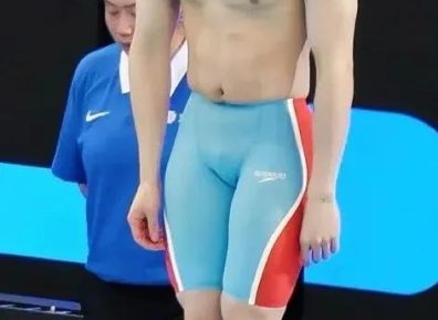 被男队友拍pp的游泳小哥原来是他！湖北必吃榜top1？！