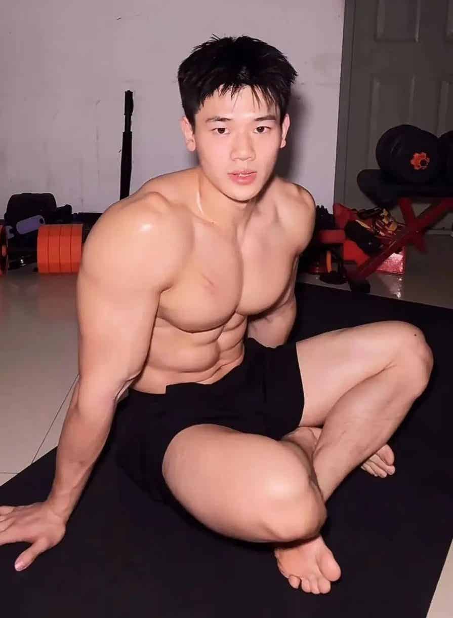 图片[7]-又一个网红小鲜肉，被刘姥姥用金钱砸开了裤腰掉！-小蓝短视频