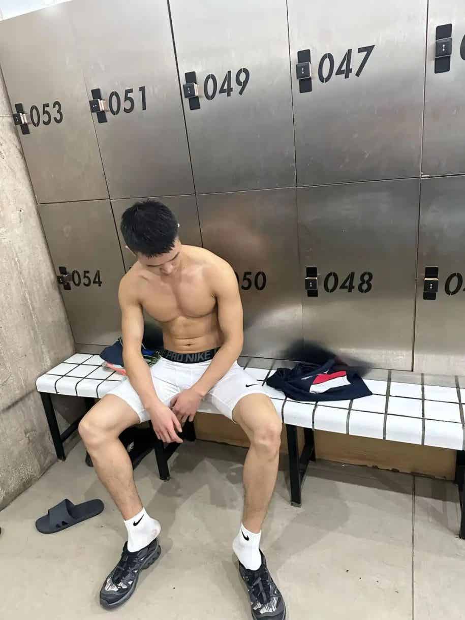 图片[2]-退役武警“热辣肌霸”，野性骑行让人心跳加速！-小蓝短视频