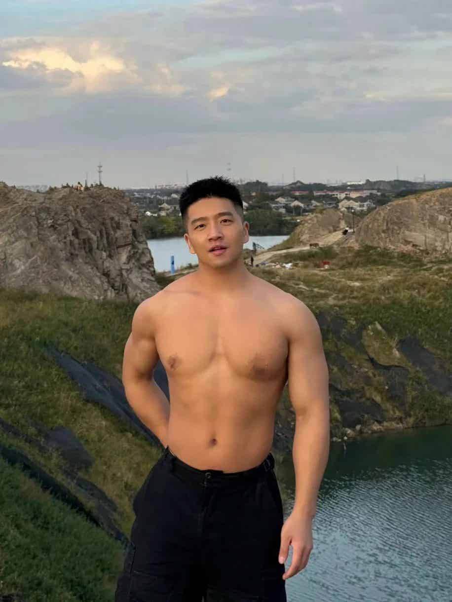 图片[2]-憨憨的帅帅的！超nice的短发暖男 | 网红帅哥-小蓝短视频