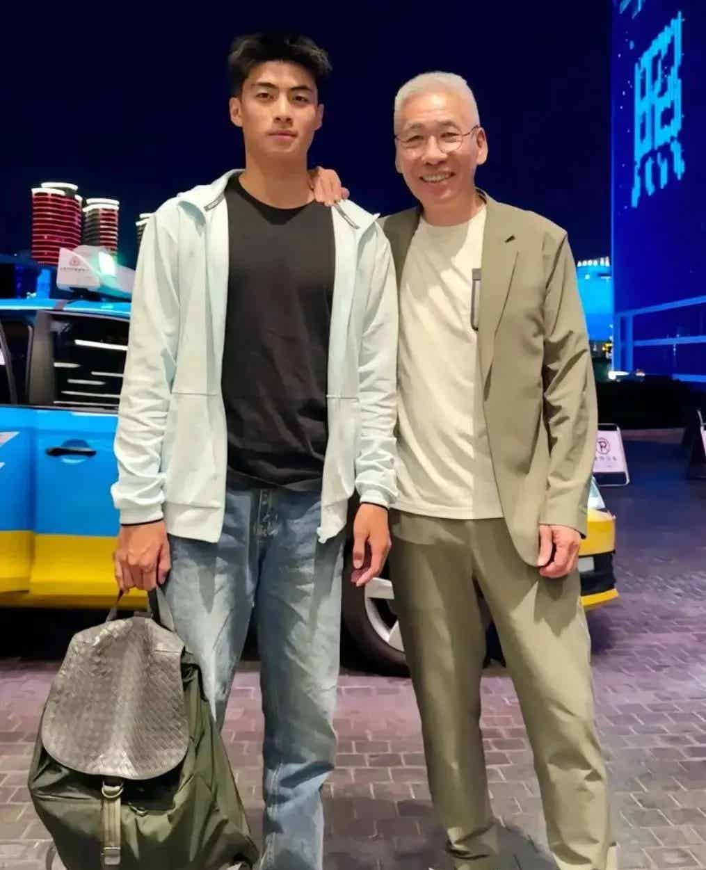 图片[2]-鼻子大20岁山东男大体育生！被刘姥姥抱两个！-小蓝短视频