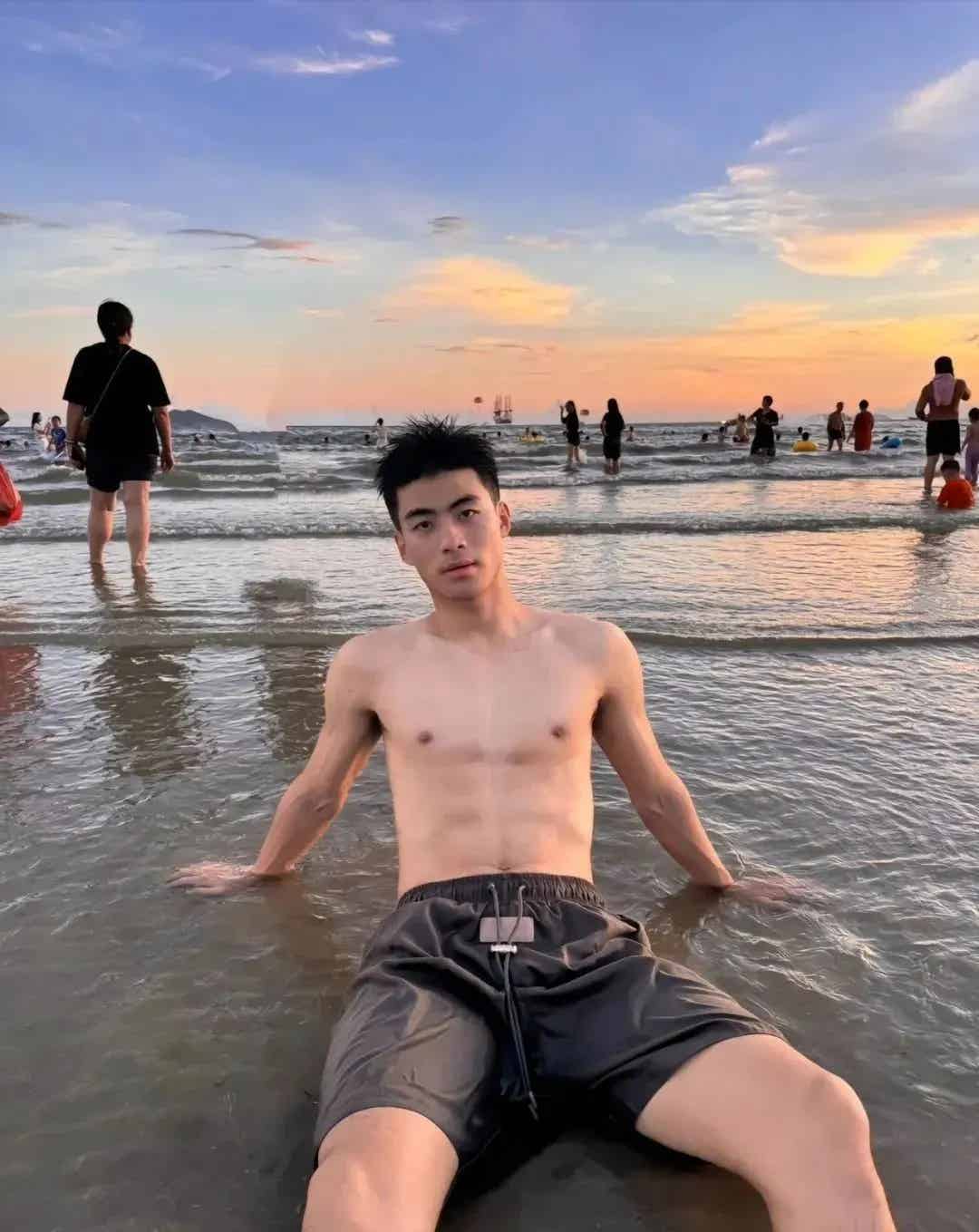 图片[3]-鼻子大20岁山东男大体育生！被刘姥姥抱两个！-小蓝短视频
