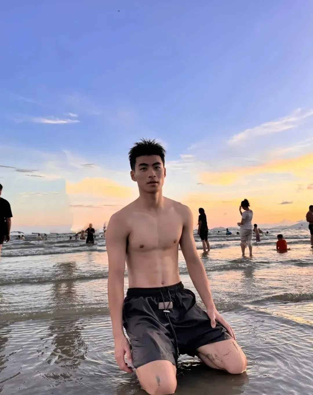 图片[4]-鼻子大20岁山东男大体育生！被刘姥姥抱两个！-小蓝短视频