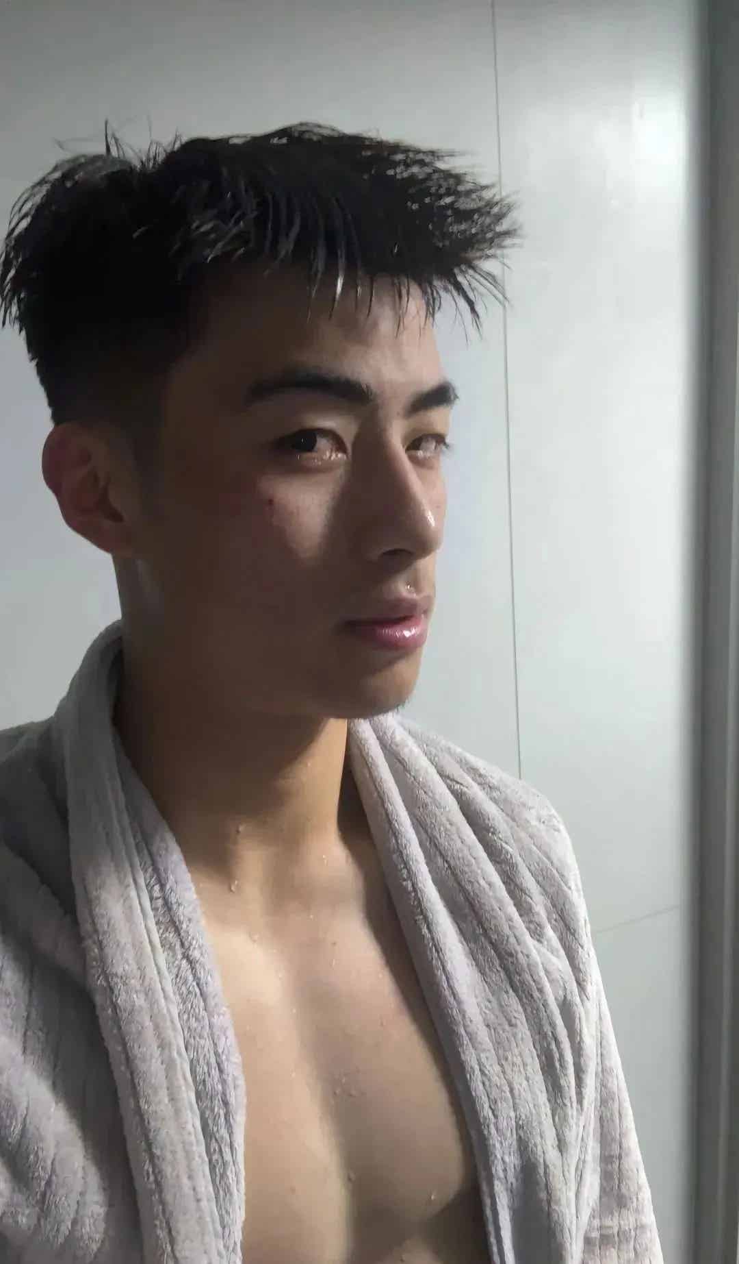 图片[6]-鼻子大20岁山东男大体育生！被刘姥姥抱两个！-小蓝短视频