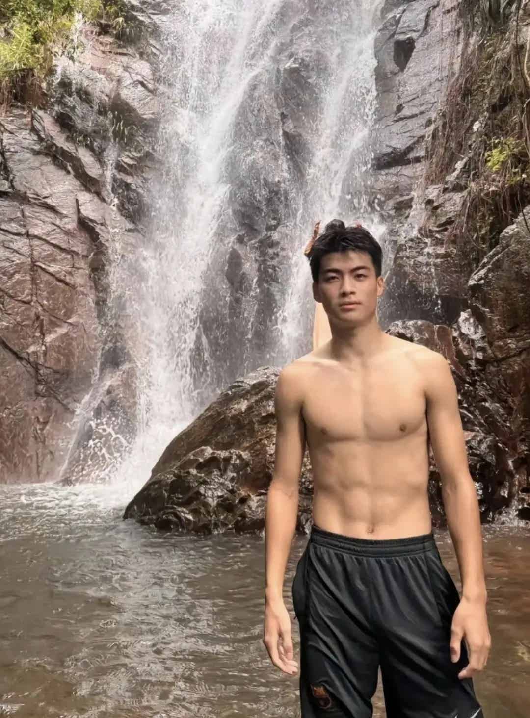 图片[7]-鼻子大20岁山东男大体育生！被刘姥姥抱两个！-小蓝短视频