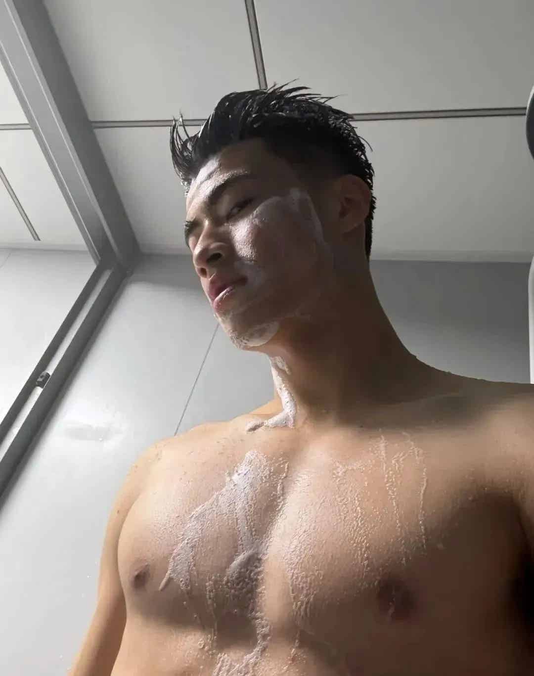 图片[8]-鼻子大20岁山东男大体育生！被刘姥姥抱两个！-小蓝短视频