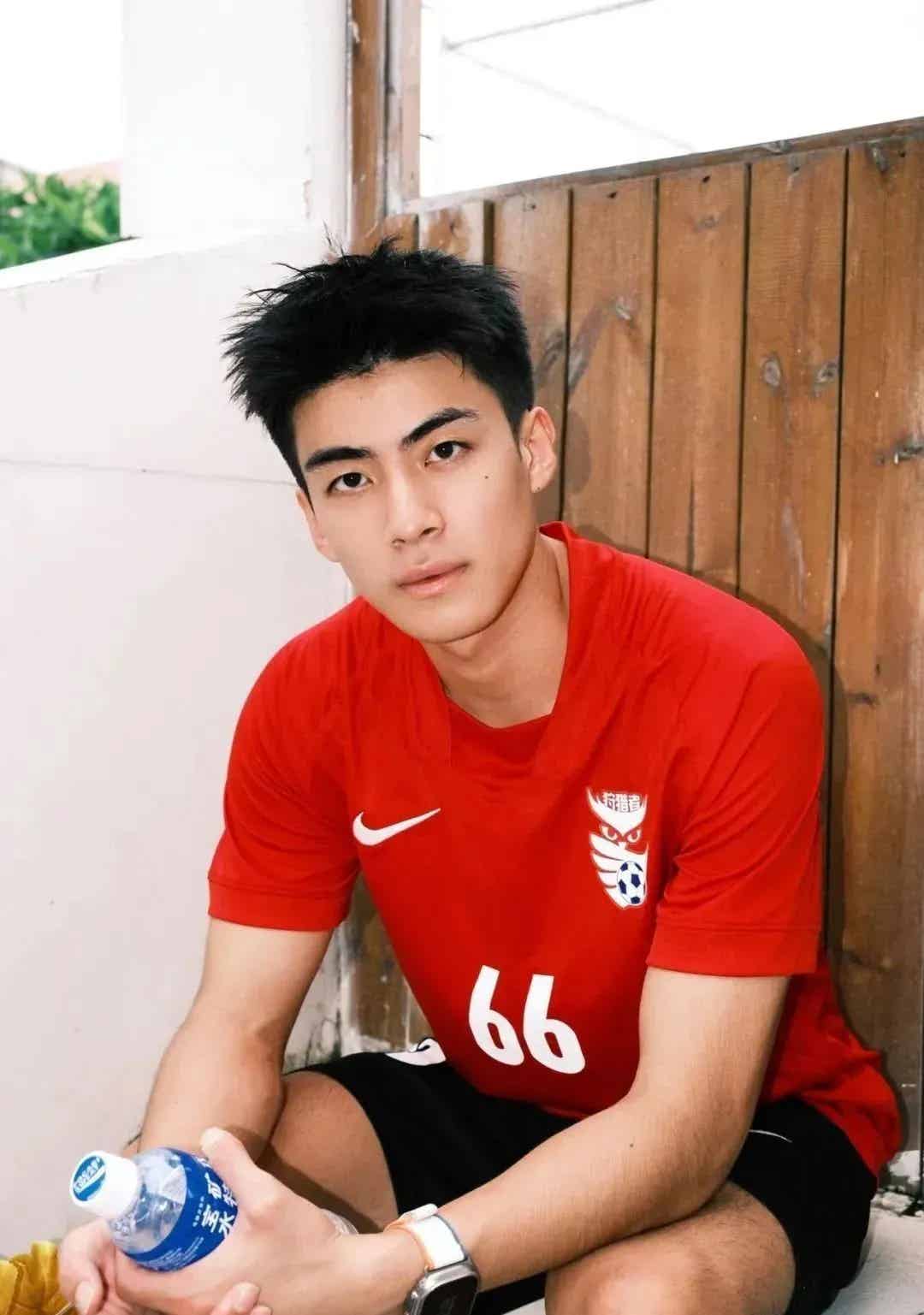图片[13]-鼻子大20岁山东男大体育生！被刘姥姥抱两个！-小蓝短视频