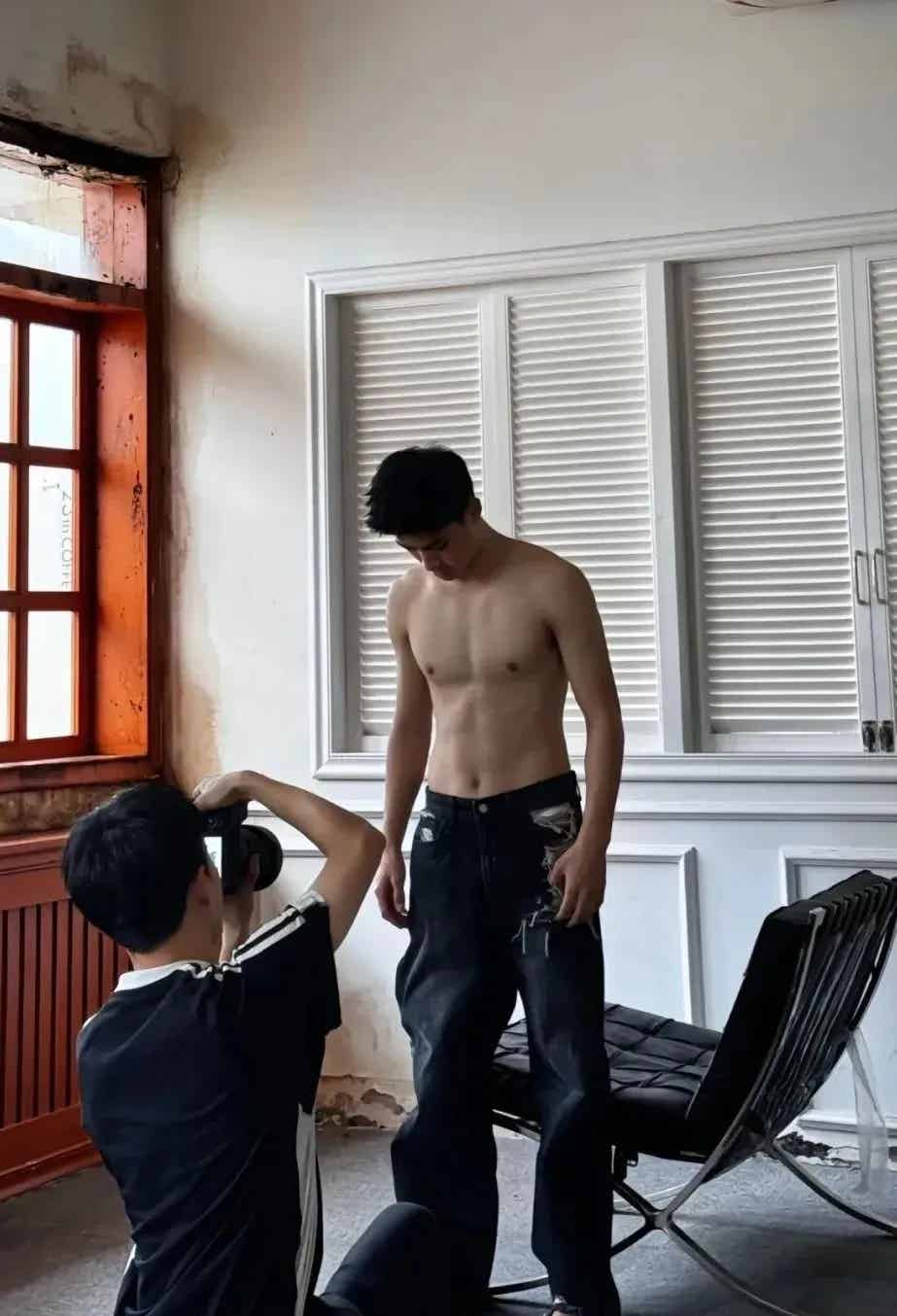 图片[14]-鼻子大20岁山东男大体育生！被刘姥姥抱两个！-小蓝短视频