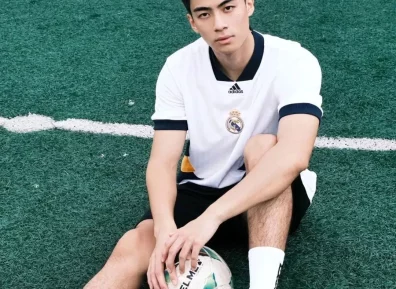 鼻子大20岁山东男大体育生!被刘姥姥抱两个!