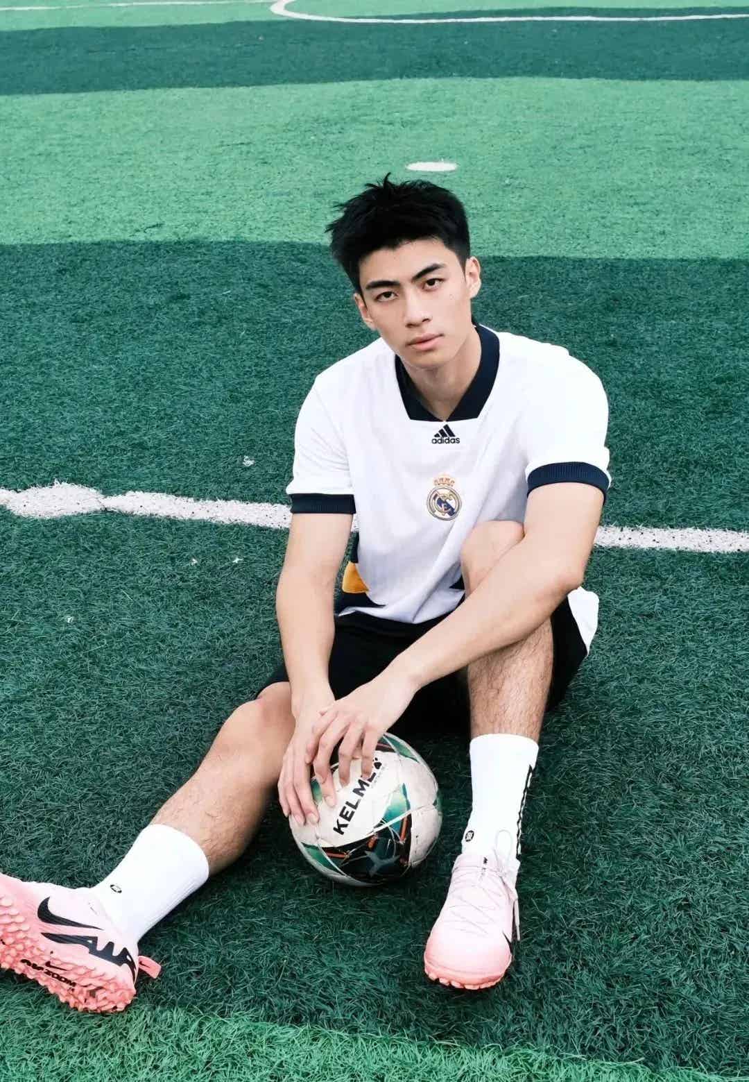 鼻子大20岁山东男大体育生!被刘姥姥抱两个!-小蓝短视频