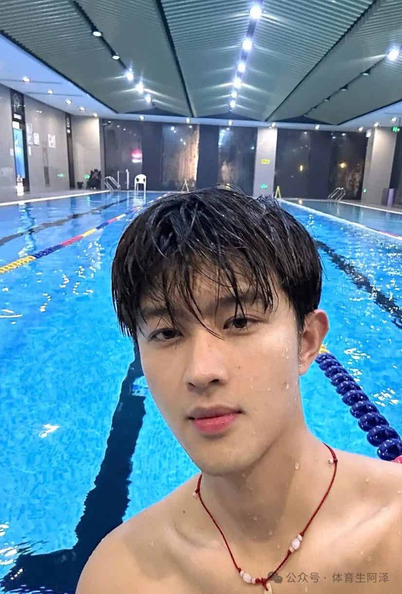 图片[1]-195游泳队帅哥，白皮腹肌大长腿，不要太诱惑.......-小蓝短视频