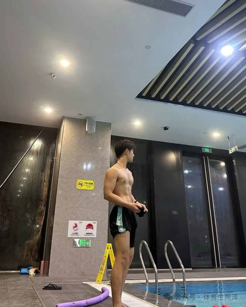 图片[3]-195游泳队帅哥，白皮腹肌大长腿，不要太诱惑.......-小蓝短视频