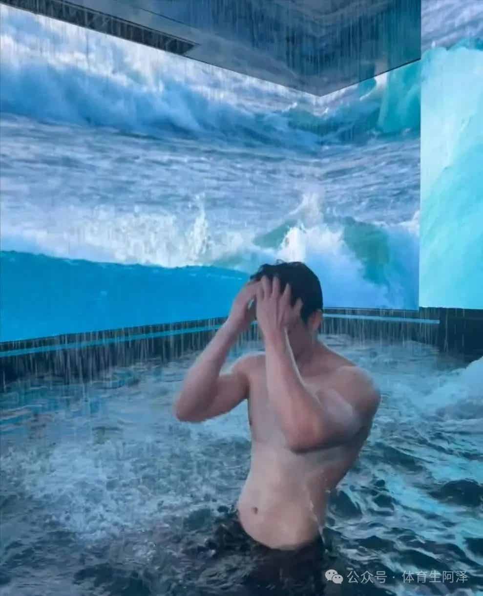 195游泳队帅哥,白皮腹肌大长腿,不要太诱惑.......-小蓝短视频