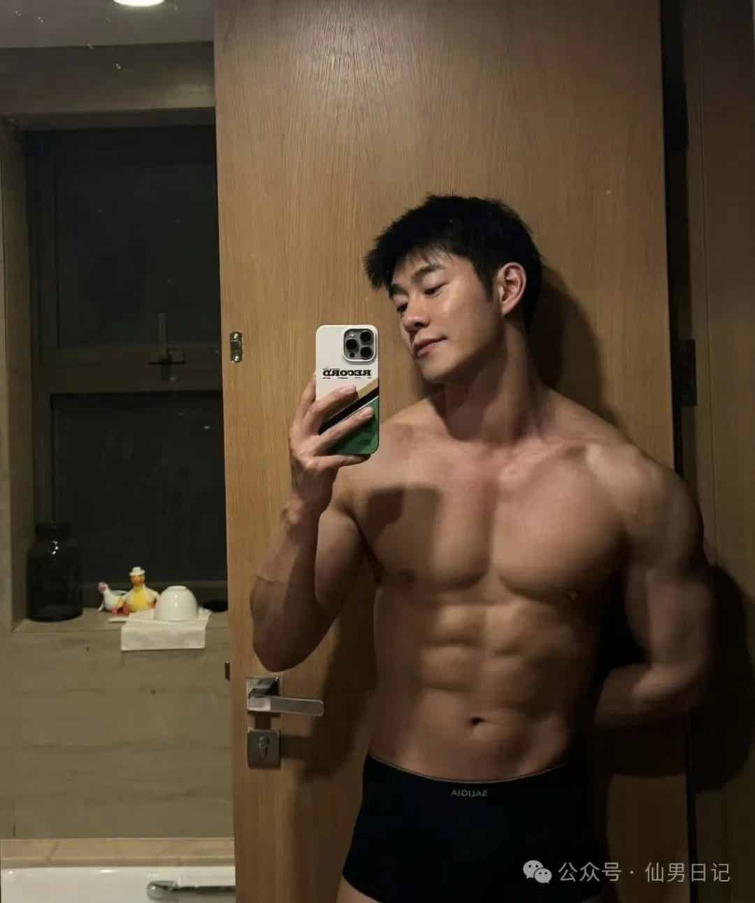 图片[2]-娱乐圈难混！肌肉天菜帅哥只能擦边了……-小蓝短视频