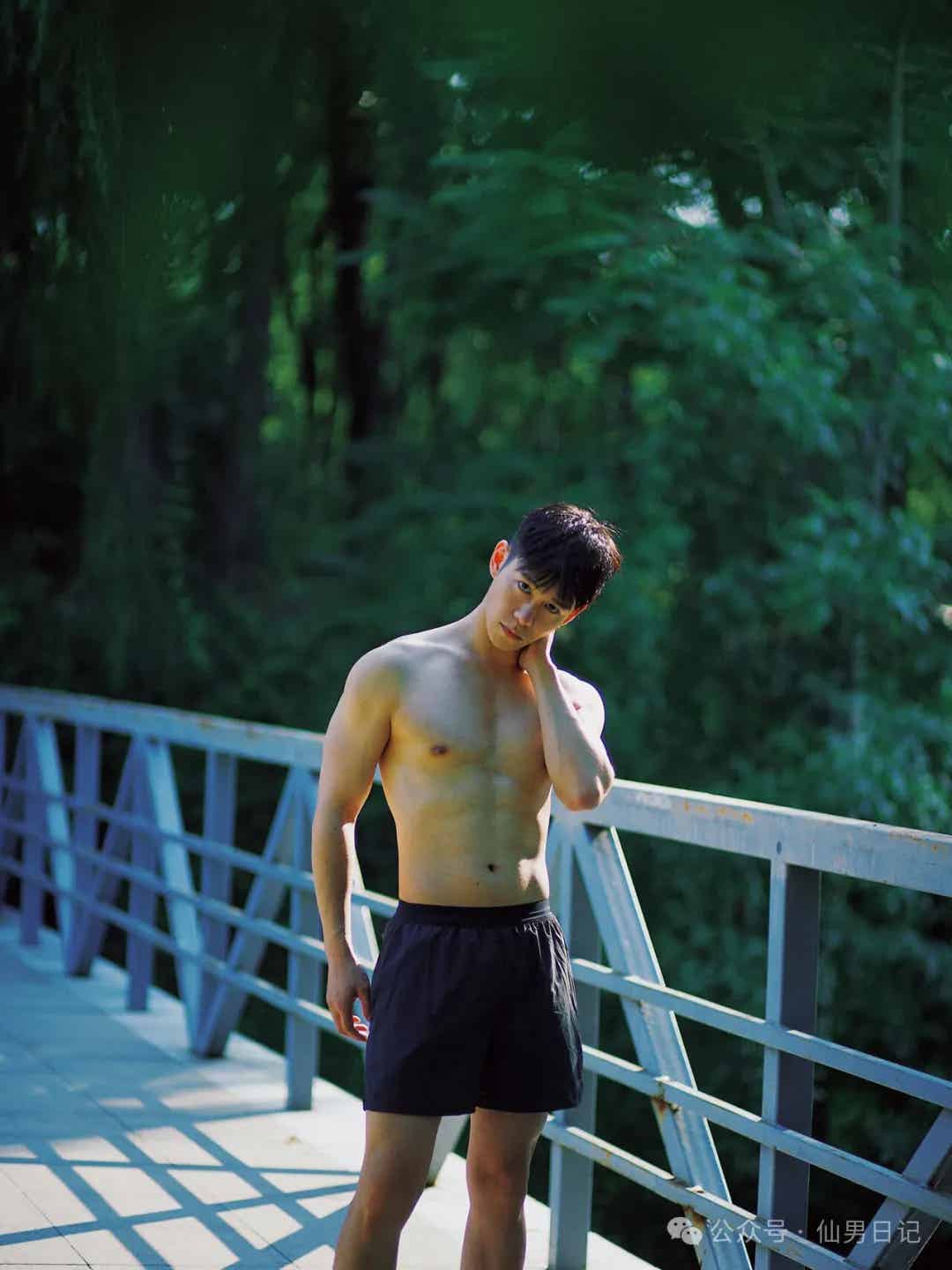 图片[14]-娱乐圈难混！肌肉天菜帅哥只能擦边了……-小蓝短视频