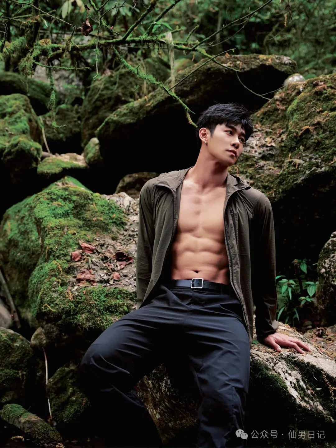 娱乐圈难混!肌肉天菜帅哥只能擦边了……-小蓝短视频