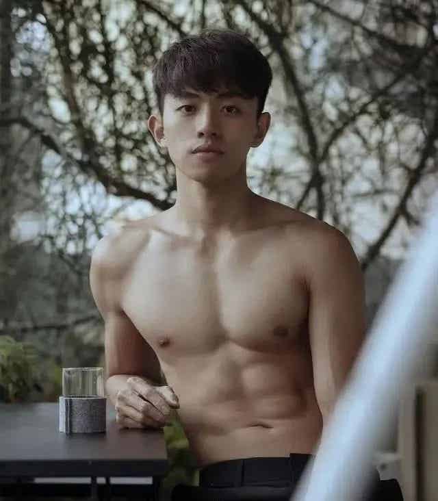 看似中二，实则是个可狼可奶的反差感帅哥！-小蓝短视频