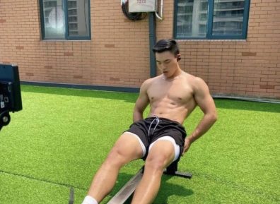 肌肉帅哥体育生脱啦,长腿穿灰短裤被他吸引了