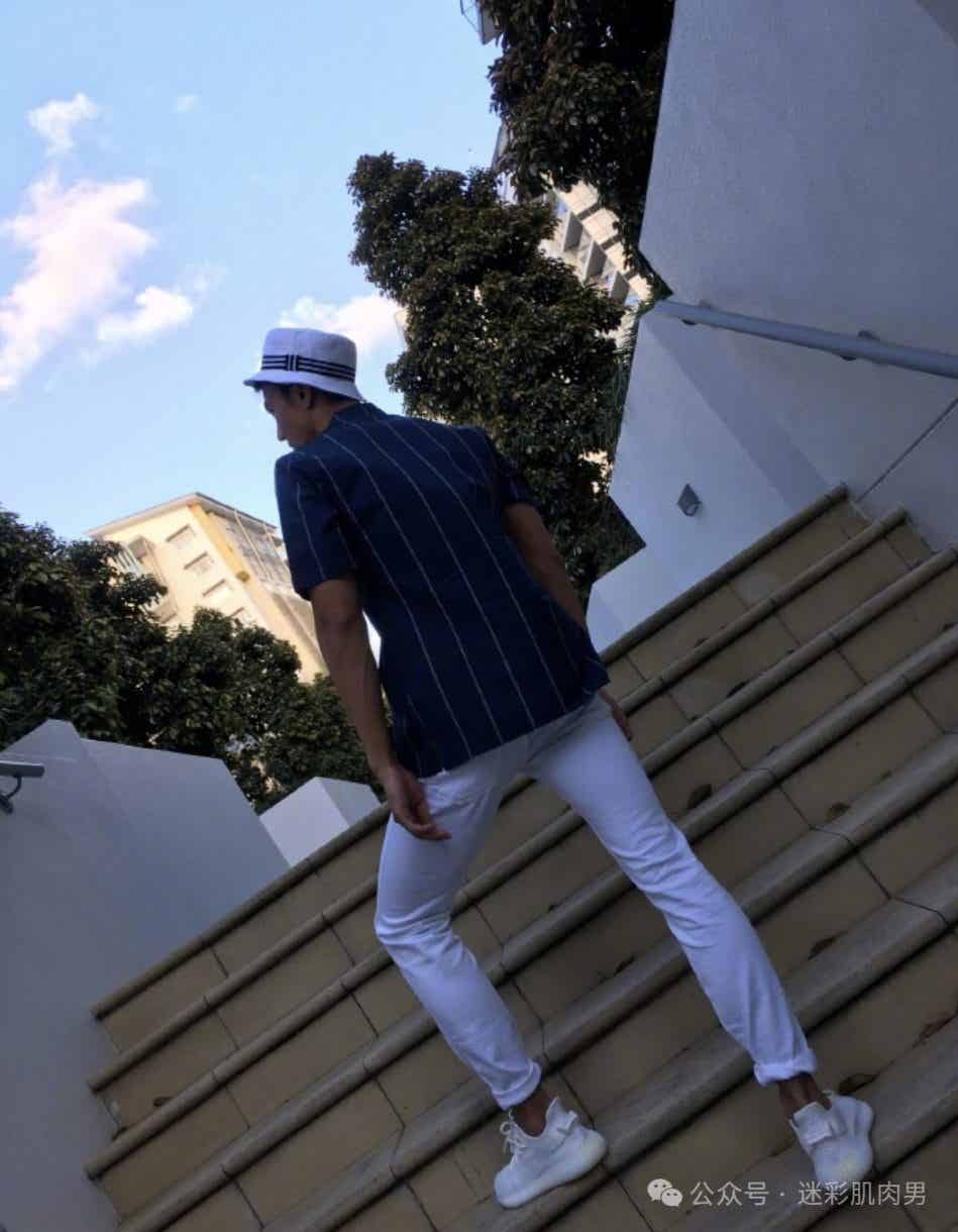 图片[2]-这画面可以看的吗？宁泽涛穿修身白裤子长腿太透啦！-小蓝短视频