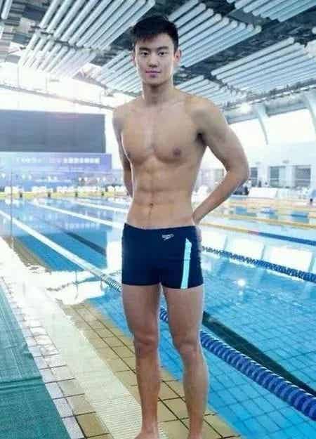 图片[16]-这画面可以看的吗？宁泽涛穿修身白裤子长腿太透啦！-小蓝短视频