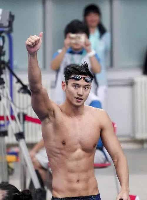 图片[19]-这画面可以看的吗？宁泽涛穿修身白裤子长腿太透啦！-小蓝短视频