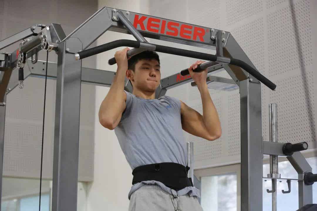 图片[20]-这画面可以看的吗？宁泽涛穿修身白裤子长腿太透啦！-小蓝短视频