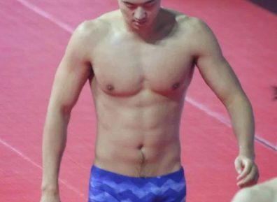 这画面可以看的吗？宁泽涛穿修身白裤子长腿太透啦！