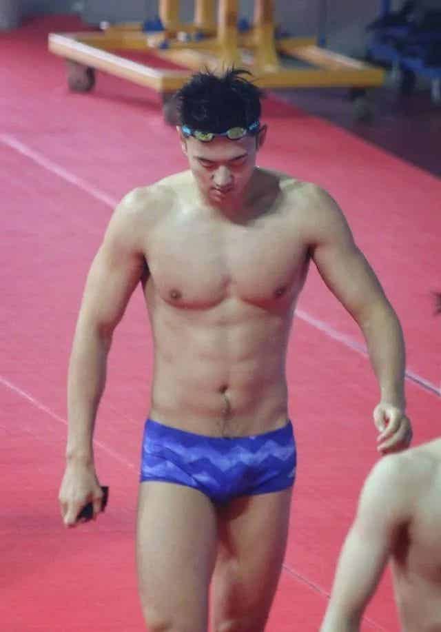 这画面可以看的吗？宁泽涛穿修身白裤子长腿太透啦！-小蓝短视频