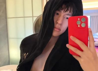 24岁男神冻晕在多落米蒂,也能撩翻泳池!