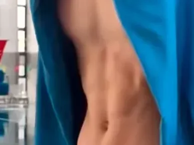 183cm游泳体育生,帅脸+完美腹肌,这身材谁能拒绝?