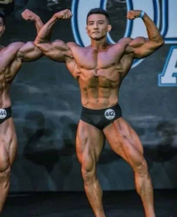 图片[4]-“大鼻宝藏男神”张戈，从退伍兵到冠军级健美选手，他的肌肉美学让人上瘾！-小蓝短视频