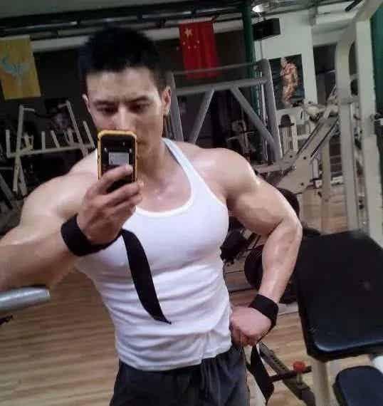 图片[11]-“大鼻宝藏男神”张戈，从退伍兵到冠军级健美选手，他的肌肉美学让人上瘾！-小蓝短视频