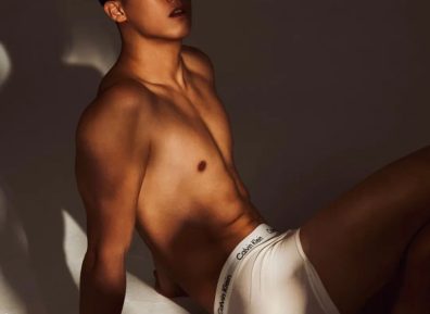 唱歌难听？！穿CK爱秀内裤边的男网红翻车了