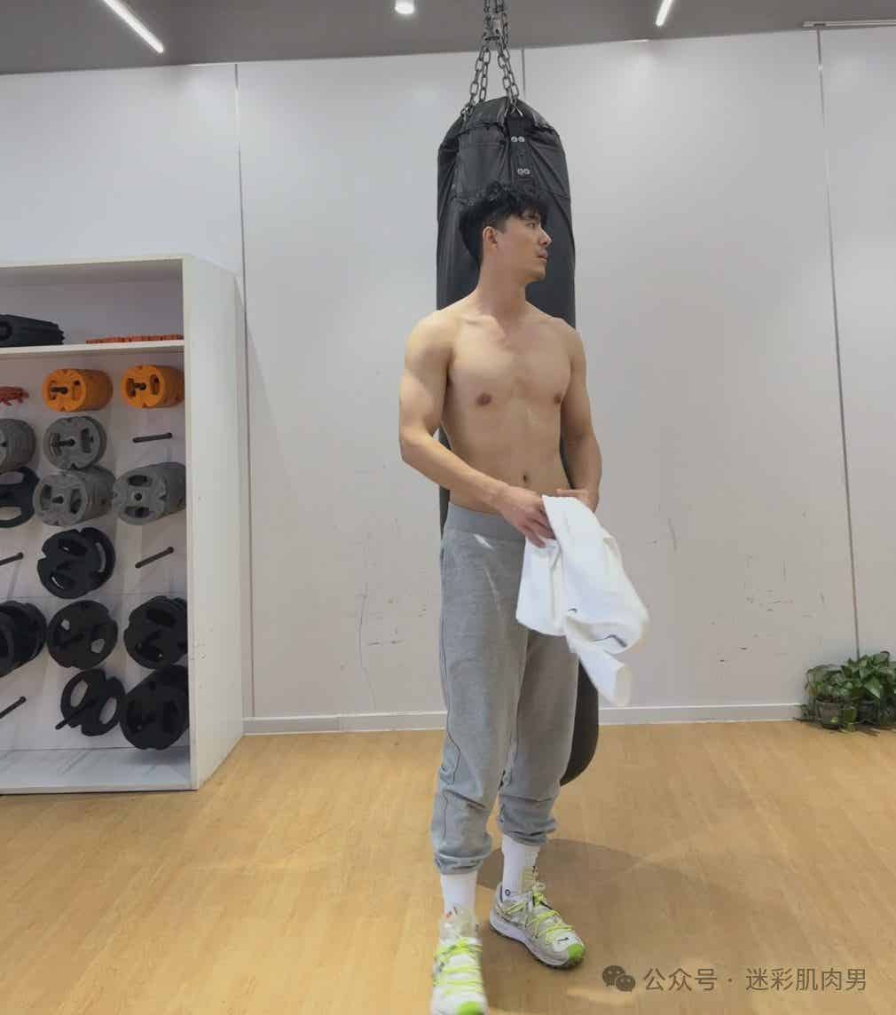 图片[2]-188CM刘杰穿灰裤子真好看？这样也太不见外了吧！-小蓝短视频