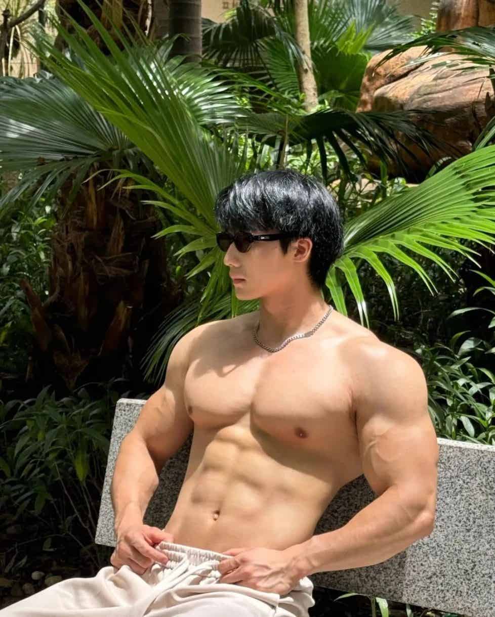 图片[1]-187cm粗大性感肌肉男菩萨！-小蓝短视频