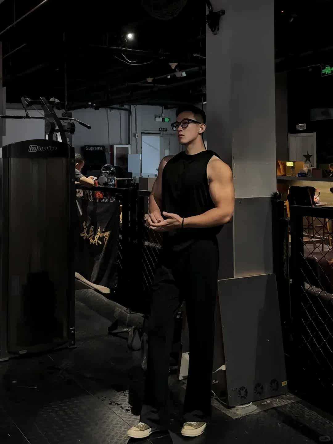 图片[13]-黑框眼镜肌肉型男，看着瘦其实猛-小蓝短视频