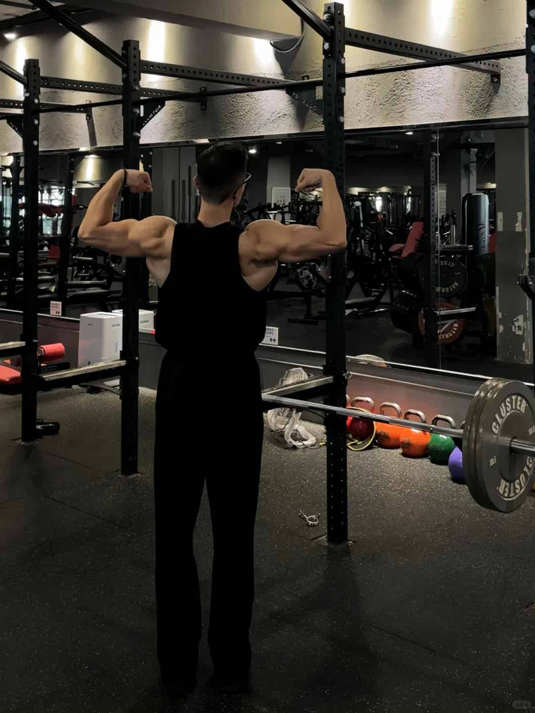 图片[24]-黑框眼镜肌肉型男，看着瘦其实猛-小蓝短视频