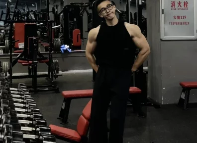 黑框眼镜肌肉型男,看着瘦其实猛