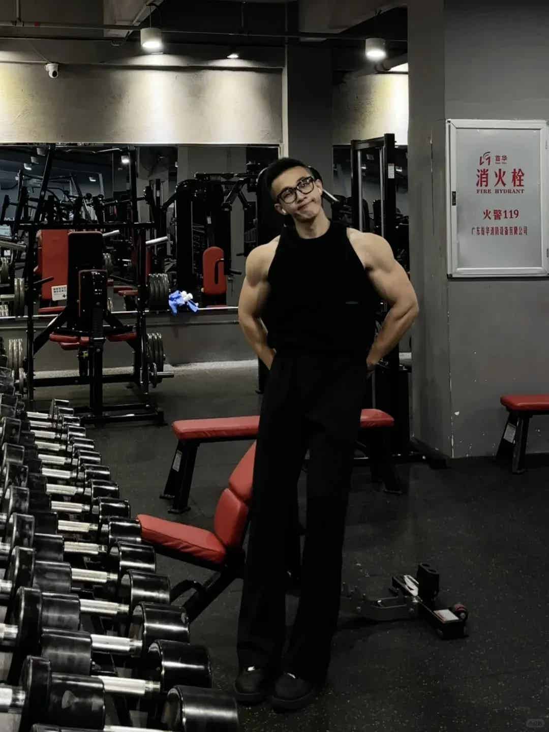 黑框眼镜肌肉型男，看着瘦其实猛-小蓝短视频