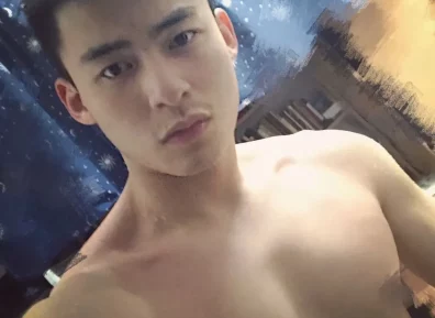 斯文寸头学生boy露大jio秀胸肌，硬汉形象疑似在卖腐?!