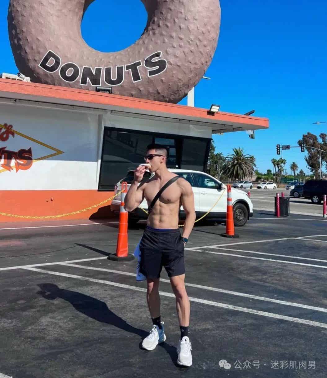 图片[2]-湿透的翘臀运动男灰裤子太凸显了，长腿长得大哦！-小蓝短视频