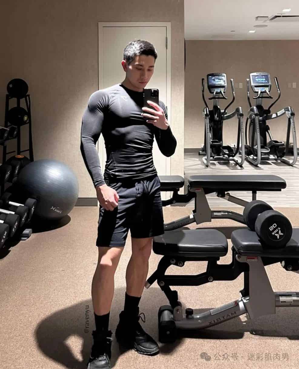 图片[13]-湿透的翘臀运动男灰裤子太凸显了，长腿长得大哦！-小蓝短视频