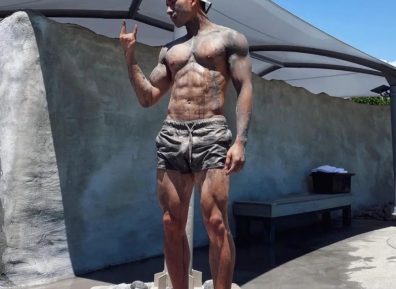 湿透的翘臀运动男灰裤子太凸显了,长腿长得大哦!