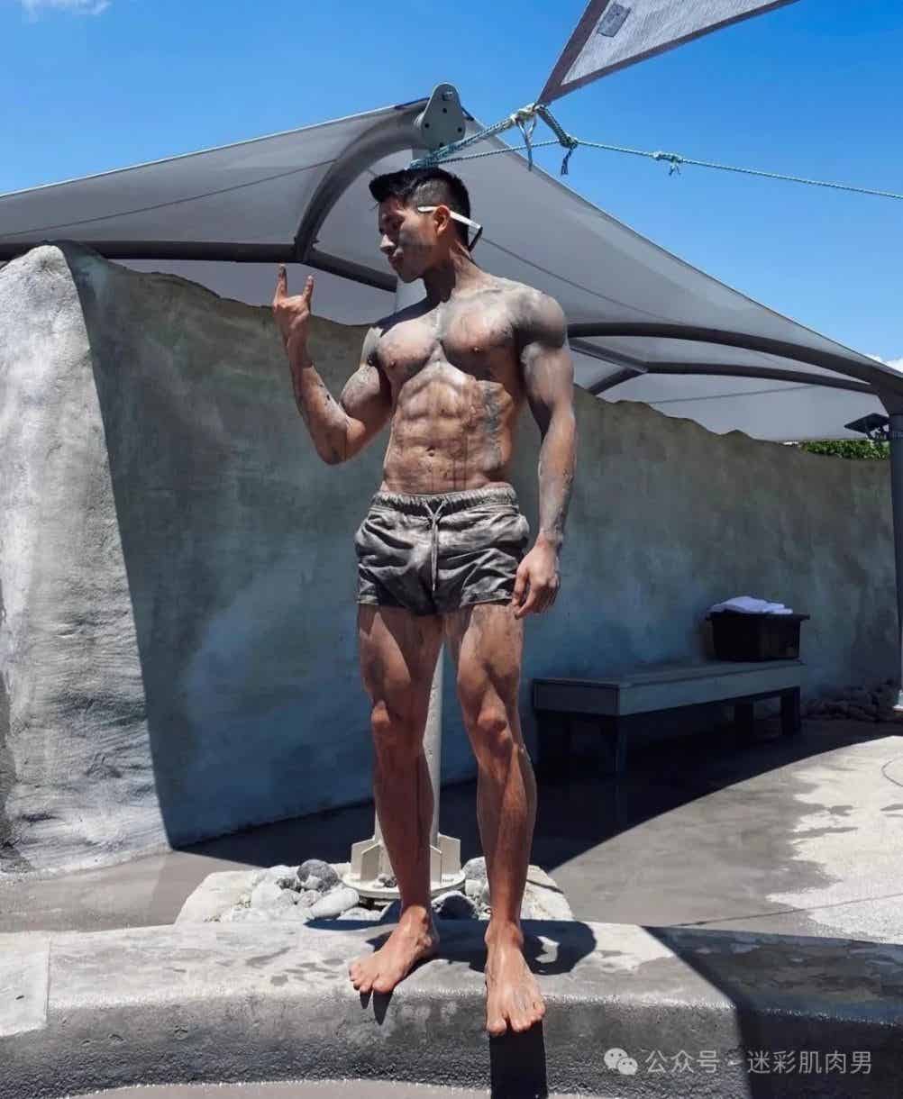 湿透的翘臀运动男灰裤子太凸显了，长腿长得大哦！-小蓝短视频