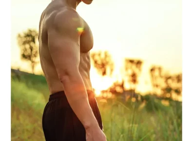 彭果健身冠军披古风衣凸显诱人肌肉线条，撩人力度Max